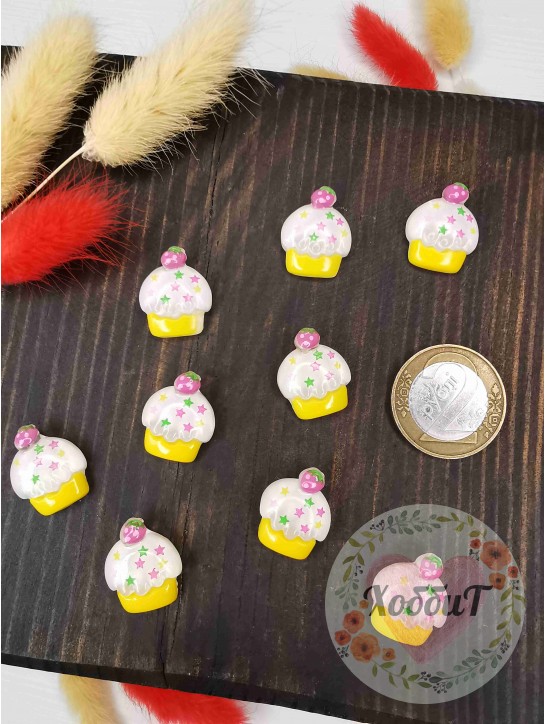 Кабошон "Капкейк с клубничкой" 1,5*1,8см. (белый/желтый)